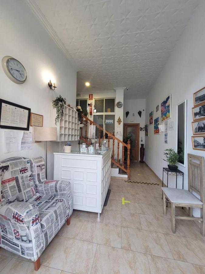 Hostal Mediterraneo Торре-дель-Мар Екстер'єр фото
